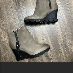 USED ONE TIME SOREL WEDGES BOOTS SIZE 6.5